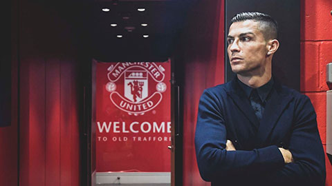 Ronaldo bồi hồi khi trở lại sân Old Trafford