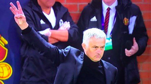 Bị CĐV Juve hát chế giễu, Mourinho lại giơ 3 ngón tay