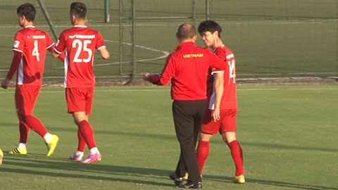 HLV Park Hang Seo bông đùa Công Phượng