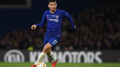 Kovacic sử dụng tuyệt kỹ Rabona chuyền bóng cho Willian
