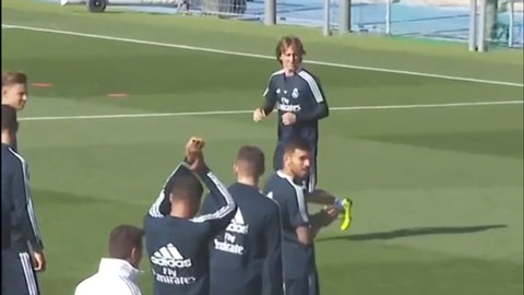 Ramos và Modric ghi bàn kiểu xe đạp chổng ngược trên sân tập