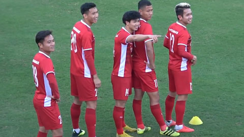 Công Phượng 'âu yếm' Anh Đức, Xuân Trường cười híp mắt trong 2 buổi tập của ĐTVN