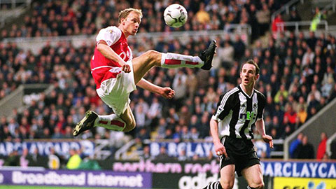 10 bàn thắng Dennis Bergkamp khiến thế giới ngả mũ