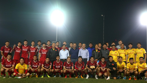 Bộ trưởng Nguyễn Ngọc Thiện thăm & động viên ĐT Việt Nam