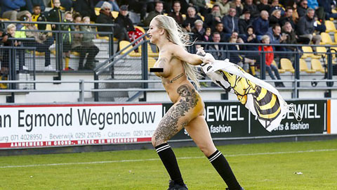 Fan nữ cởi sạch lao xuống sân cổ vũ đội nhà