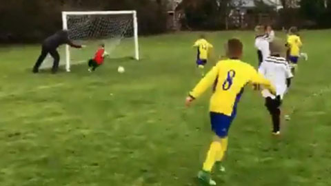 Không chấp nhận được ông bố đẩy ngã con để cứu bóng