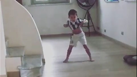 Con trai Pjanic nhái điệu vạch áo ăn mừng của Ronaldo