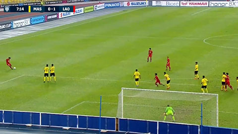 Cầu thủ Lào lấy đà sút phạt giống hệt Ronaldo 