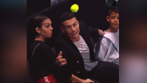 Ronaldo ngượng chín mặt khi không bắt nổi trái tennis
