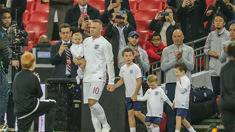Khoảnh khắc xúc động của Rooney và các con tại Wembley