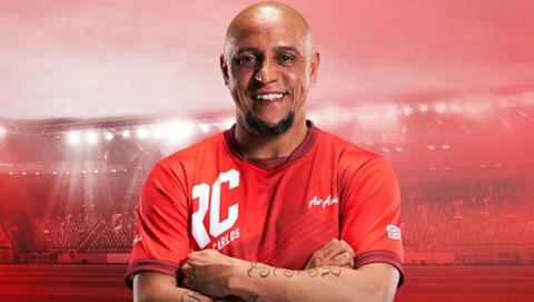 Roberto Carlos khuấy động không khí sân Mỹ Đình 