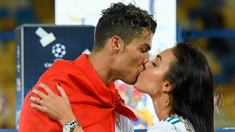 Ronaldo cầu hôn bạn gái, tặng nhẫn 18 tỷ