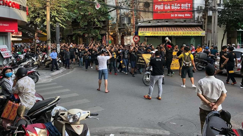 Chưa đá, Ultras Malaysia đã làm loạn phố cổ Hà Nội