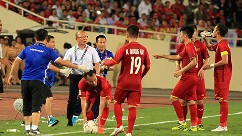 HLV Park Hang Seo nhảy song phi ăn mừng