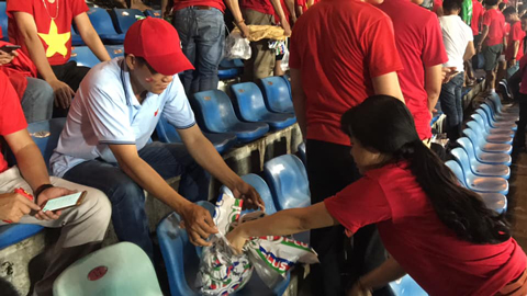 Người Myanmar thán phục với hành động nhặt rác của CĐV Việt Nam