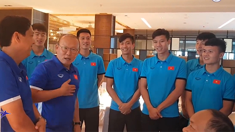 Đoàn Văn Hậu và đồng đội hát 'Bụi phấn', tặng hoa các HLV