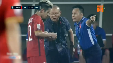 Hồng Duy nhận mẩu giấy chỉ đạo của thầy Park ngay trên sân