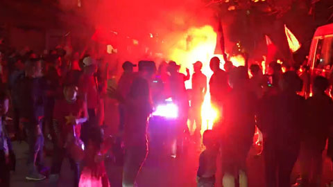 CĐV ăn mừng rực lửa ngoài sân Hàng Đẫy sau chiến thắng