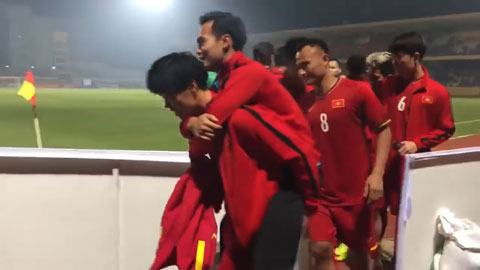 Xúc động khoảnh khắc Công Phượng cõng Văn Toàn rời sân