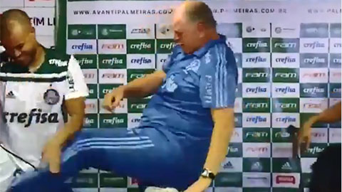 HLV Scolari tát và đá học trò khi bị tắm bia trong phòng họp báo