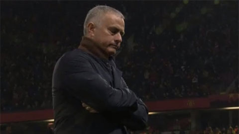 Mourinho lắc đầu, chán chẳng buồn nói khi Rashford bỏ lỡ