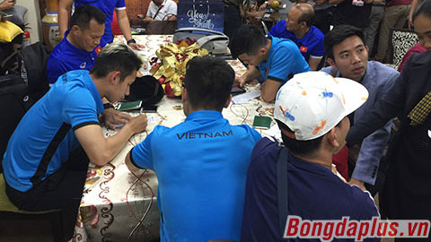 ĐT Việt Nam vạ vật ở sân bay Bacolod