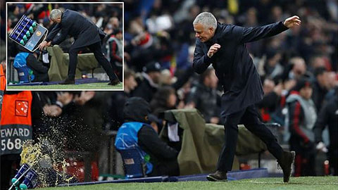 Mourinho sướng điên, đá lốc nước sau bàn thắng của Fellaini