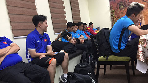 Duy Mạnh gối lên đùi Văn Hậu để chơi game