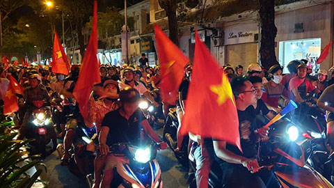 Hà Nội tưng bừng sau chiến thắng của ĐT Việt Nam