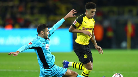 Sao trẻ Dortmund đi bóng khiến 3 cầu thủ đối phương lao vào nhau