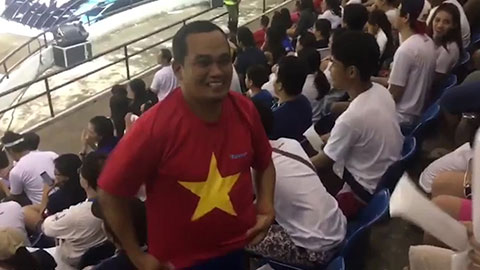 CĐV Việt Nam và Philippines đổi áo cho nhau giữa trận