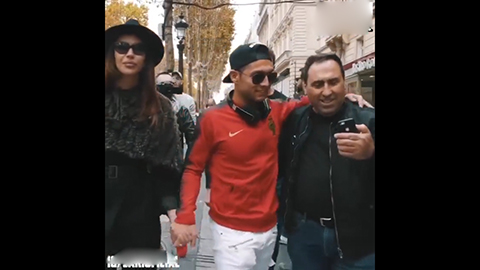 Ronaldo tự sướng cùng fan cực kute ở Paris