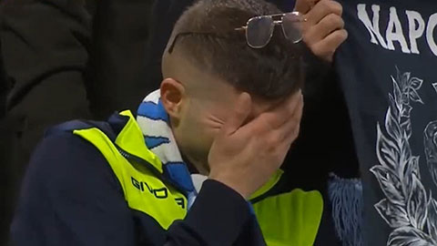Fan Napoli khóc nức nở trên khán đài sau khi Salah ghi bàn