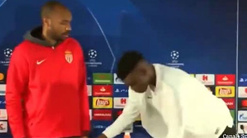 Thierry Henry lừ mắt khi cầu thủ Monaco họp xong không dọn ghế