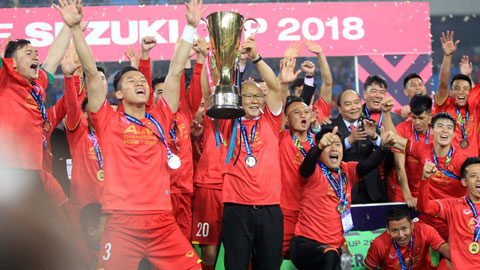 Giây phút ĐT Việt Nam nâng cúp vô địch AFF Cup sau 10 năm chờ đợi