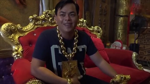 Những video độc, dị nhất tuần: Đại gia đeo 13 kg vàng trị giá 13 tỷ cổ vũ tuyển Việt Nam