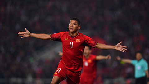 Tiền đạo Anh Đức lặng lẽ về nhà sau hào quang AFF Cup