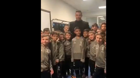 Ronaldo gây bất ngờ khi đến thăm con trai và đội U9 Juve