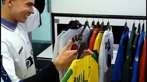 Dele Alli ngượng ngùng không dám mặc áo của Ronaldo béo