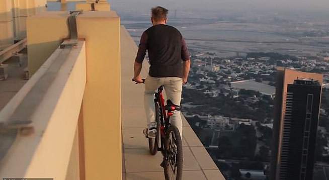 Choáng với anh chàng đạp xe trên nóc tòa nhà chọc trời Dubai