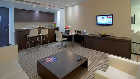 Thủ môn Đặng Văn Lâm khoe phòng khách sạn siêu sang tại UAE