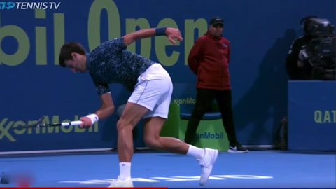 Djokovic khiến fan thích thú vì lau sàn đấu sau khi đập vợt