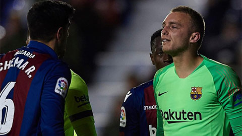 Thủ môn Cillessen và Busquets rủ nhau ngã ăn vạ thô thiển trước Levante