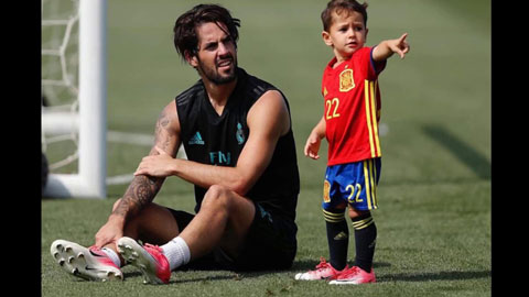 Isco tự hào vì con trai nhỏ là fan Real