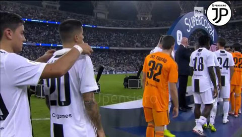 Dybala chơi khăm đồng đội khi lên nhận Siêu cúp nhưng bất thành