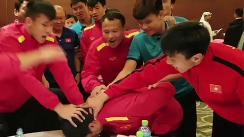 Thầy Park 'lừa' Đức Huy cho Quế Ngọc Hải úp bánh kem vào mặt