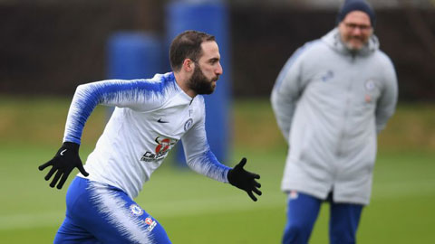 Gonzalo Higuain tập luyện cùng Chelsea sau khi gặp các đồng đội mới