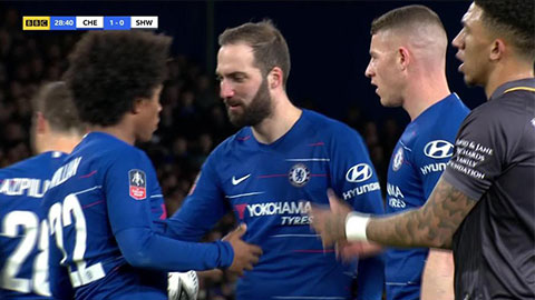 Higuain từ chối đá pen khi được Willian nhường quyền