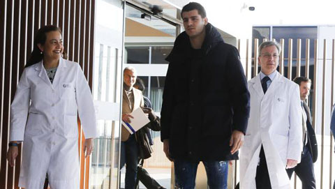 Morata tươi cười đến kiểm tra y tế tại Atletico Madrid