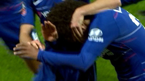 Willian bị CĐV Sheffield Wednesday ném đồng xu khi đang ăn mừng
